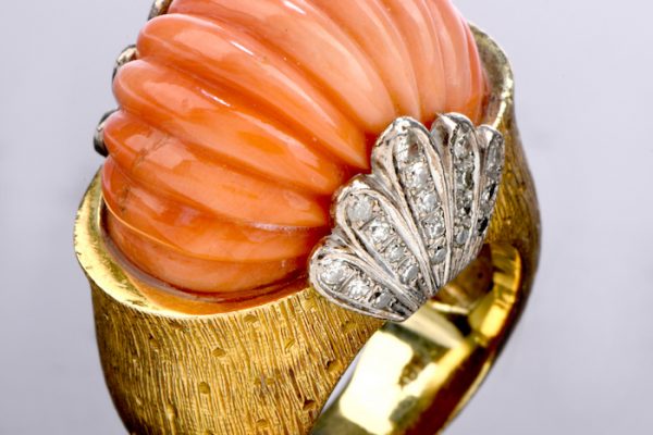 Vintage Retro Diamond Carved Coral 18K Gold Shell Cocktail Ring